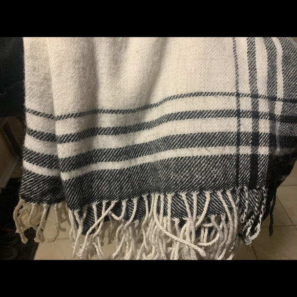 UNIQLO large scarf - comfy ! Fall vibes ✨🍂 - Picture 2 of 3